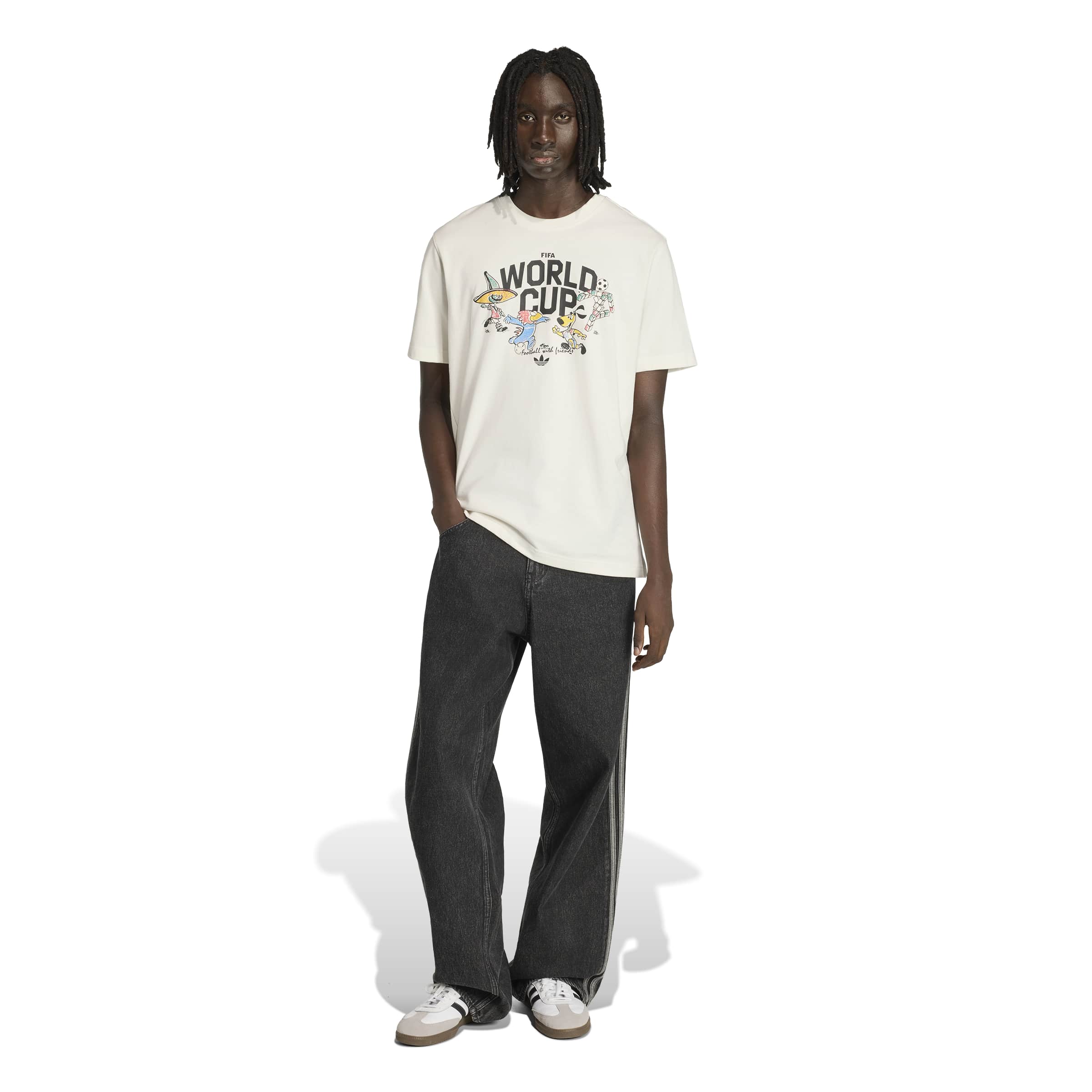 Camiseta Adidas branca destacando tecnologia e conforto